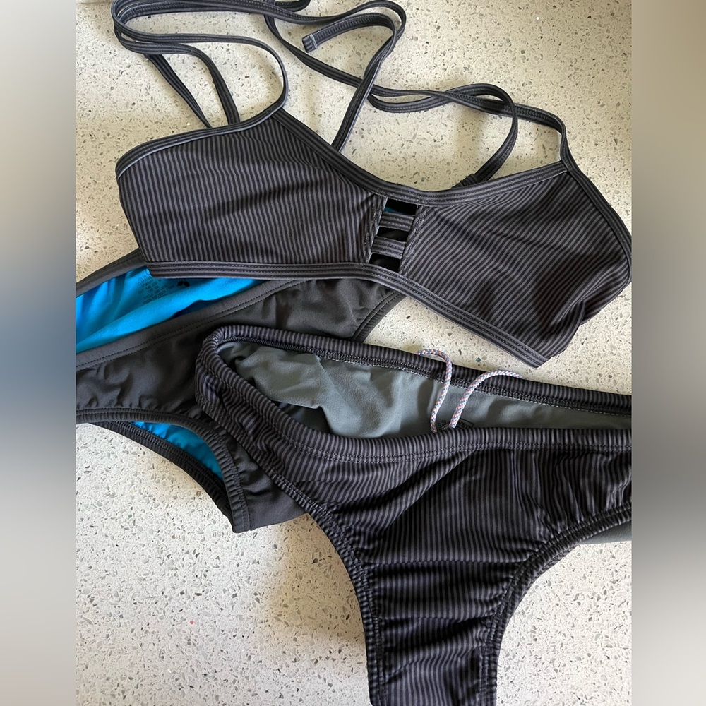 Large grey & black pinstriped tomcat top & Andy bottom. Large grey Andy bottom